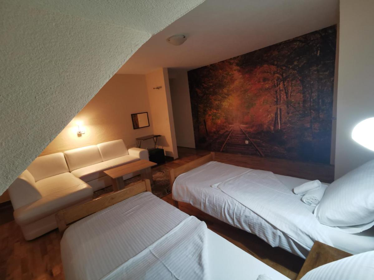 Hotel Gacka Оточац Екстер'єр фото